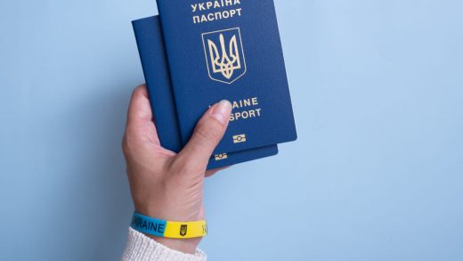 Наскільки зручно вклеїти фото в паспорт в Україні за допомогою спеціалістів